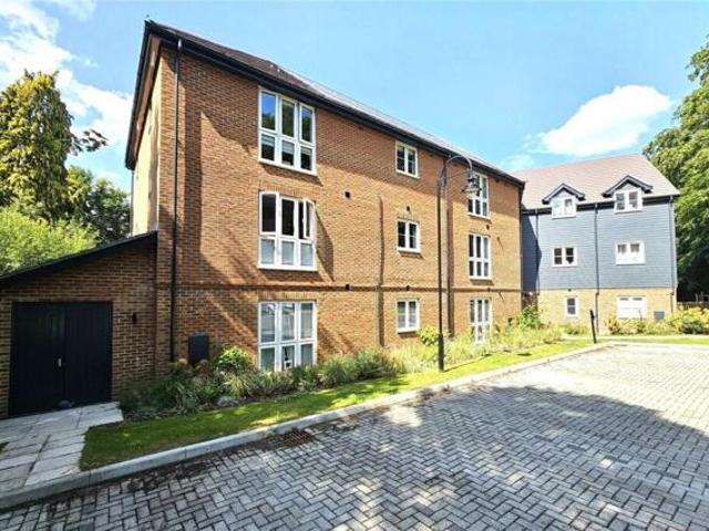 Apartment for sale in Heol-las, Surrey