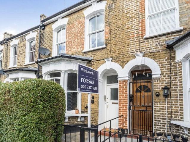 Apartment for sale in Cat Hill, England