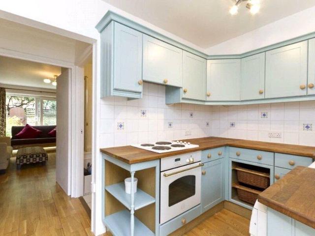 Apartment for sale in Cat Hill, England