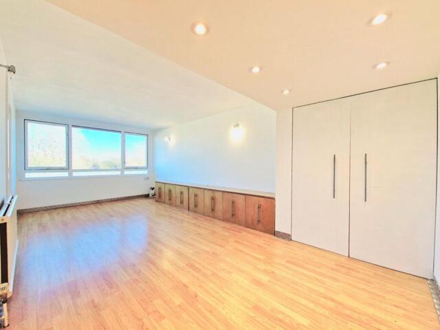 Apartment for sale in Brentford, London Borough of Hounslow