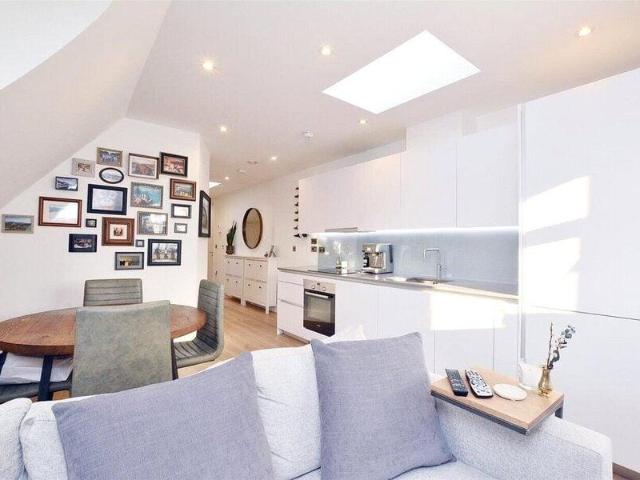 Apartment for sale in Cat Hill, England