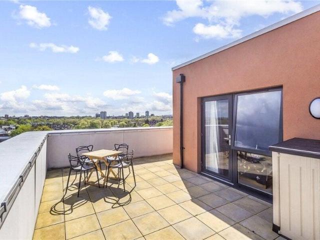 Apartment for sale in Cat Hill, England