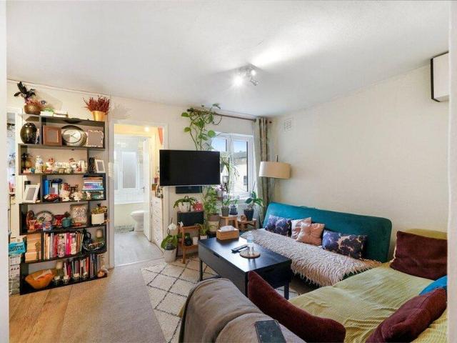 Apartment for sale in Cat Hill, England