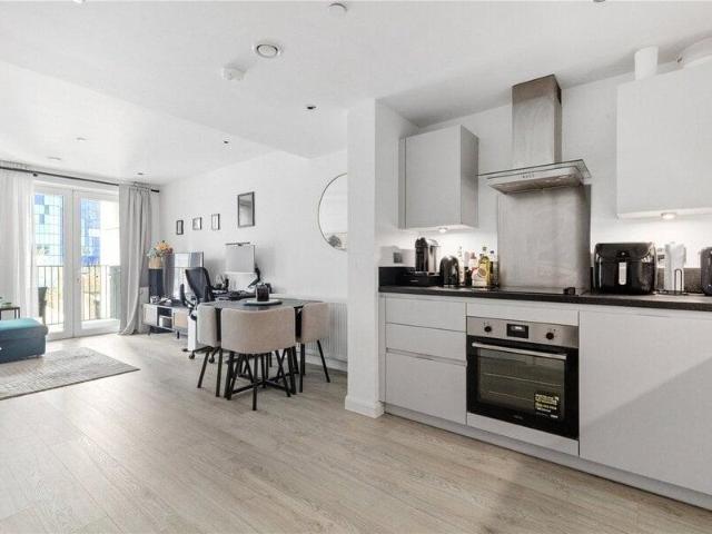 Apartment for sale in Cat Hill, England