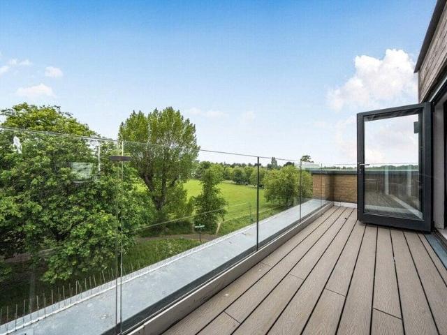 Apartment for sale in Cat Hill, England