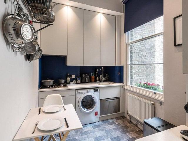 Apartment for sale in Cat Hill, England