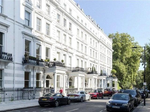 Apartment for sale in Cat Hill, England