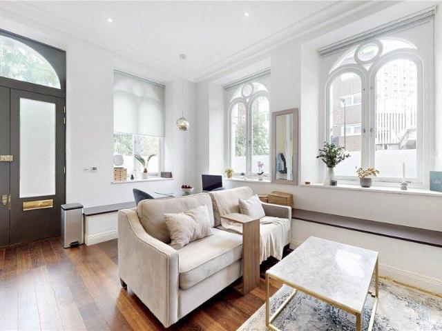 Apartment for sale in Cat Hill, England