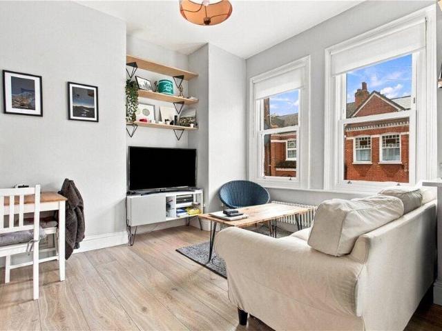 Apartment for sale in Cat Hill, England