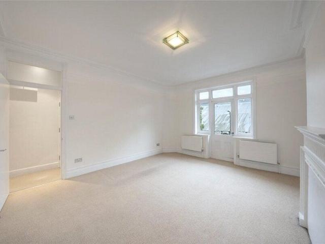 Apartment for sale in Cat Hill, England