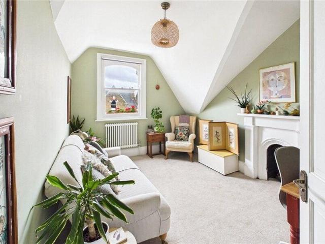 Apartment for sale in Cat Hill, England