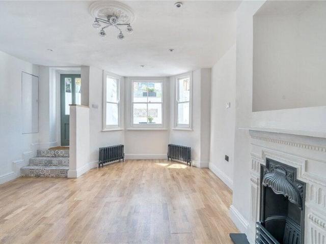 Apartment for sale in Cat Hill, England