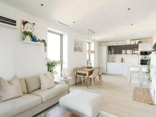 Apartment for sale in Cat Hill, England