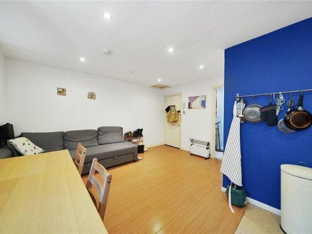 Apartment for sale in Cat Hill, England