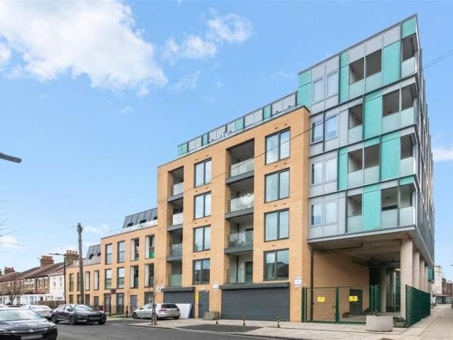 Apartment for sale in London Borough of Ealing, Greenford