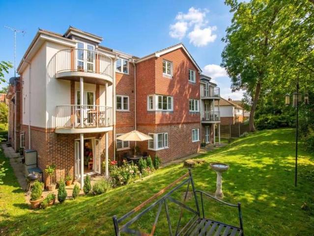 Apartment for rent in Horsell, Woking