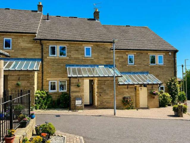Apartment for sale in Greengates, West Yorkshire