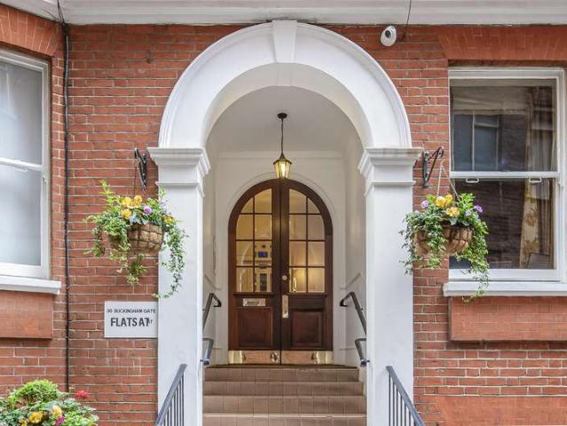Apartment for sale in Victoria, Greater London