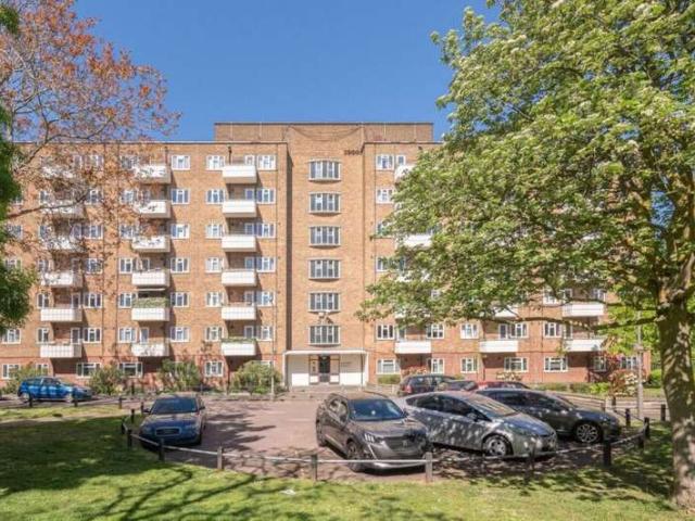 Apartment for sale in Balham, Greater London