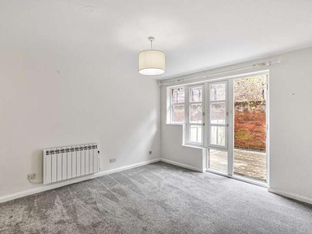 Apartment for sale in Tachbrook Estate, Greater London