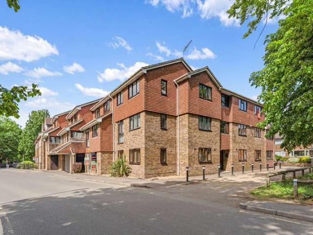 Apartment for sale in Knowle Green, Lower Halliford