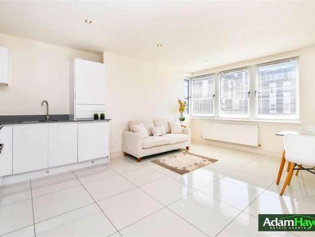 Apartment for sale in North Finchley, Greater London