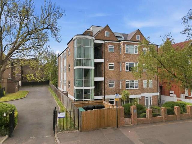 Apartment for sale in Snaresbrook, Greater London