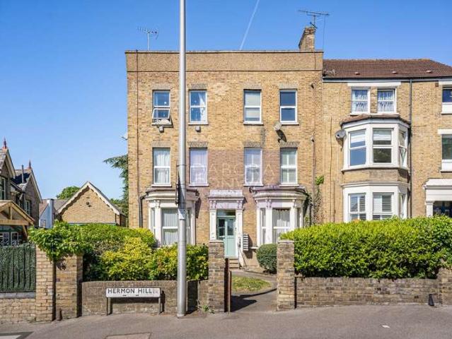 Apartment for sale in Snaresbrook, Greater London