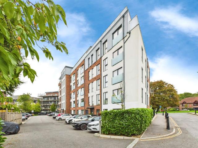 Apartment for sale in Roffey, Horsham