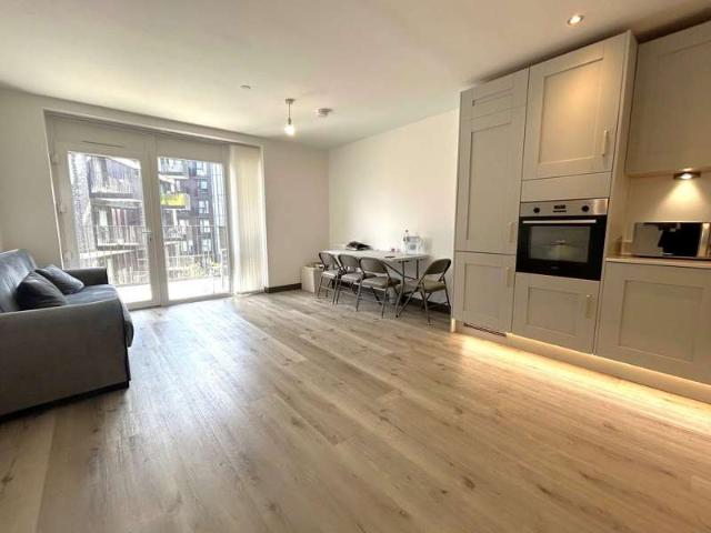 Apartment for sale in Hayes, Greater London