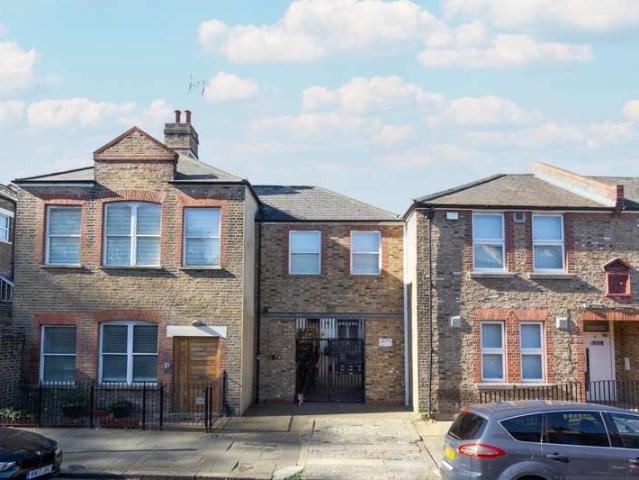Apartment for sale in Shacklewell, Greater London
