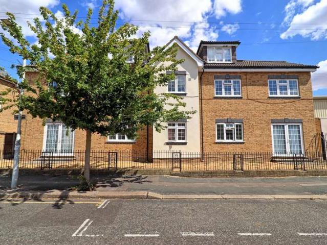 Apartment for sale in Rush Green, Greater London