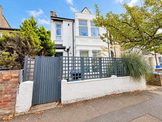 Apartment for sale in Harlesden, Greater London