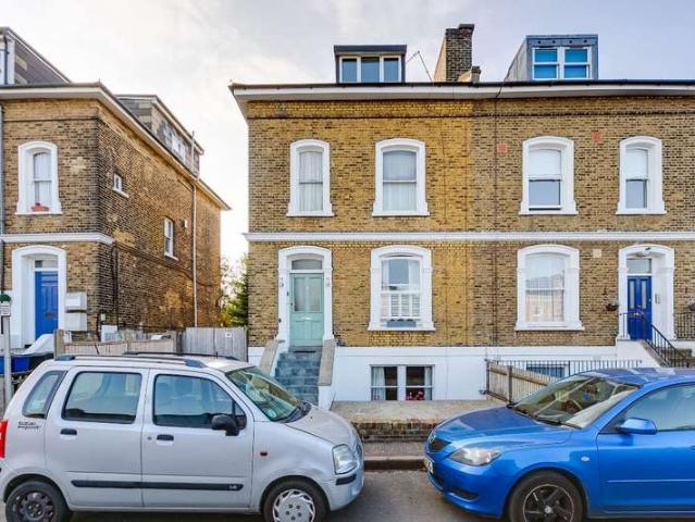 Apartment for sale in St Margarets, Greater London