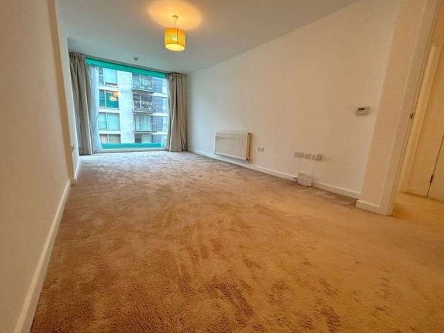 Apartment for sale in Hayes, Greater London