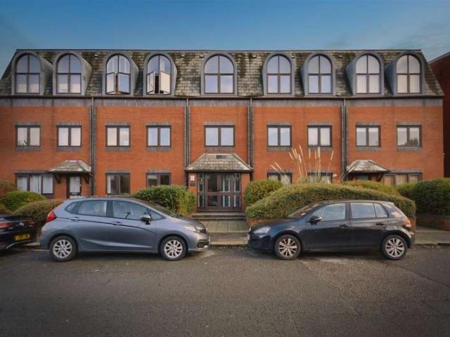 Apartment for sale in London Borough of Hounslow, Greater London