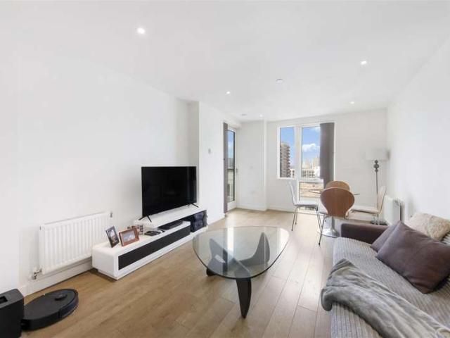 Apartment for sale in East Greenwich, Greater London