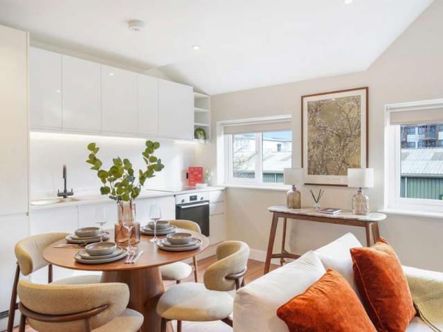 Apartment for sale in College Park, Greater London