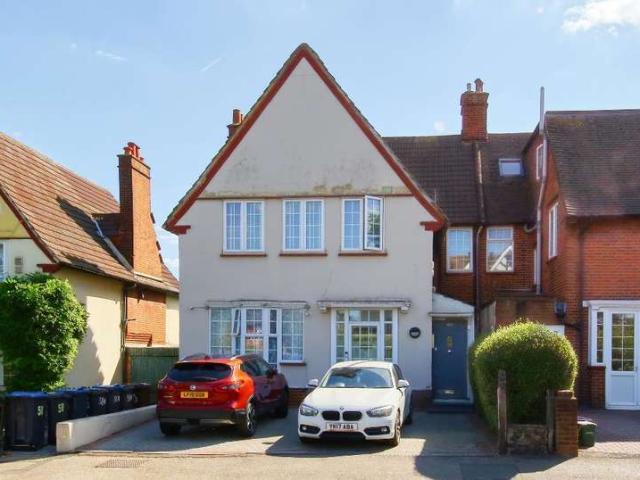 Apartment for sale in London Borough of Merton, Raynes Park