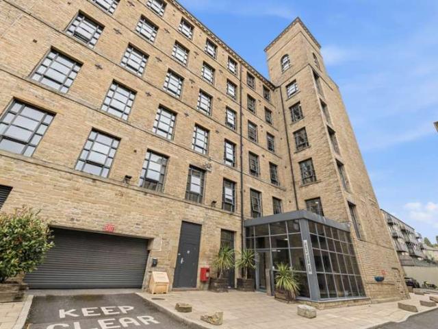 Apartment for sale in Longwood, West Yorkshire