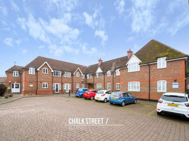 Apartment for sale in Romford, Gidea Park