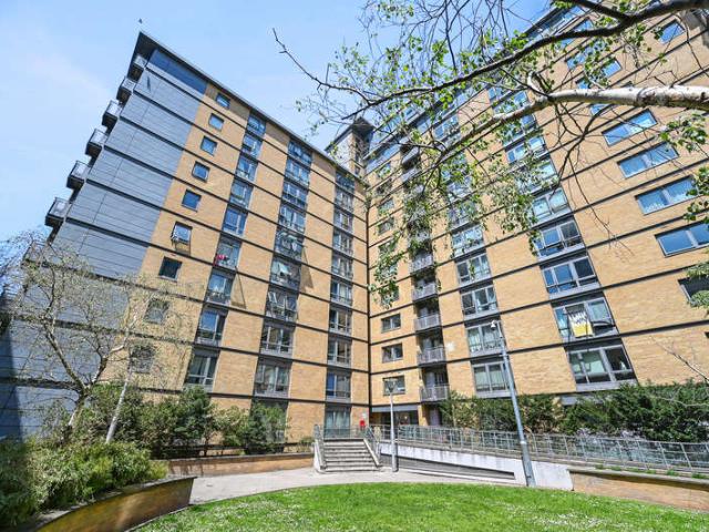 Apartment for sale in London Borough of Ealing, Park Royal