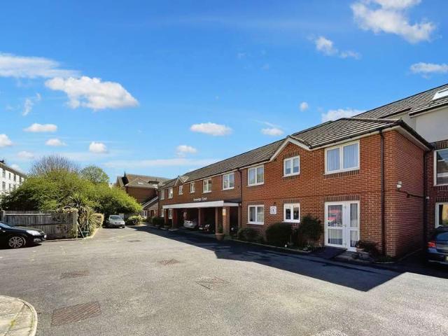Apartment for sale in South Croydon, Waddon