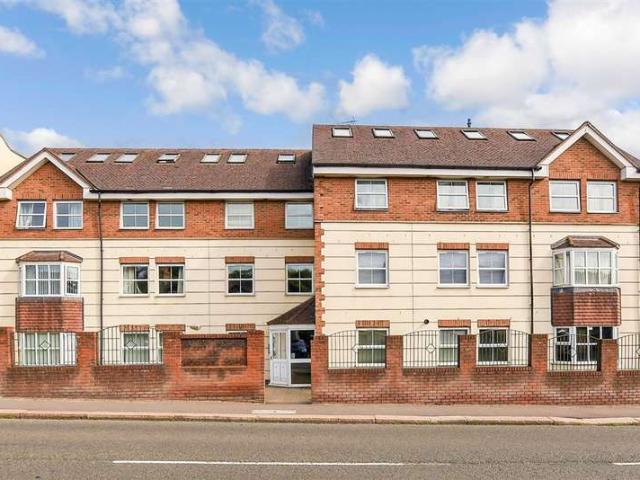 Apartment for sale in Caterham, Tandridge