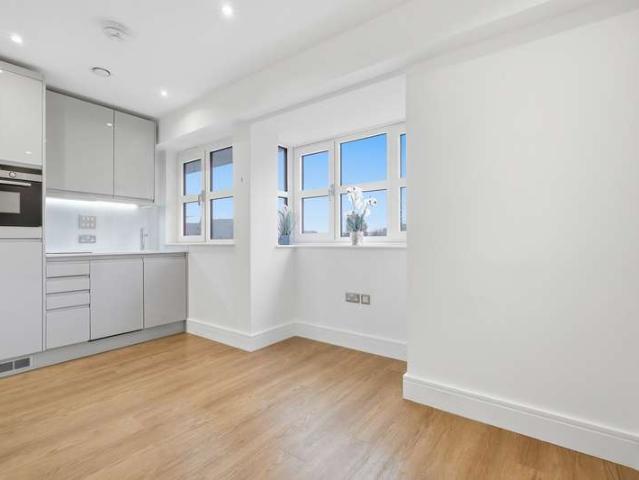 Apartment for sale in Rush Green, Greater London