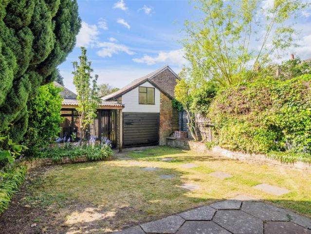Apartment for sale in Red Hill, Surrey