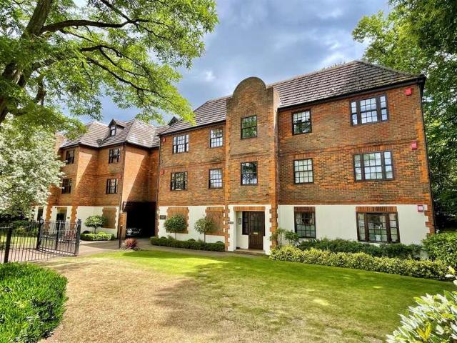 Apartment for sale in Blackhills, Surrey