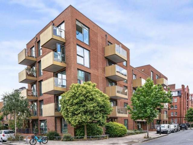 Flat for sale in Camberwell, Greater London
