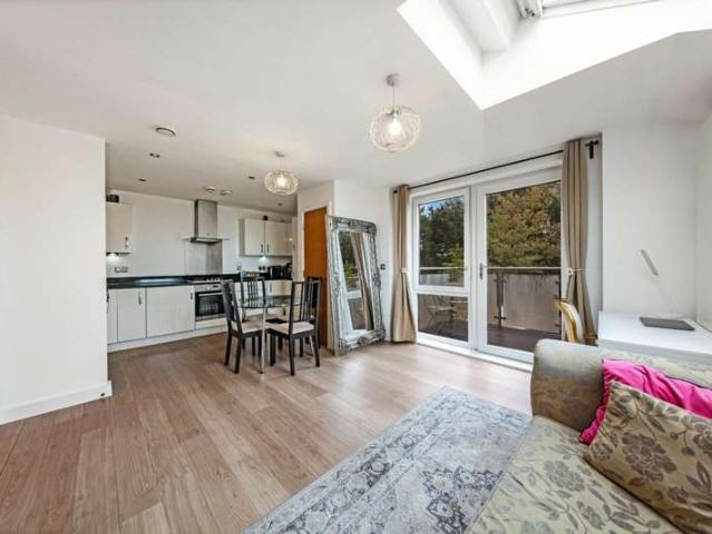 Apartment for sale in Dollis Hill, Greater London