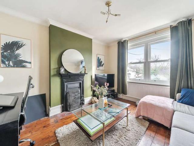 Apartment for sale in Heol-las, Surrey